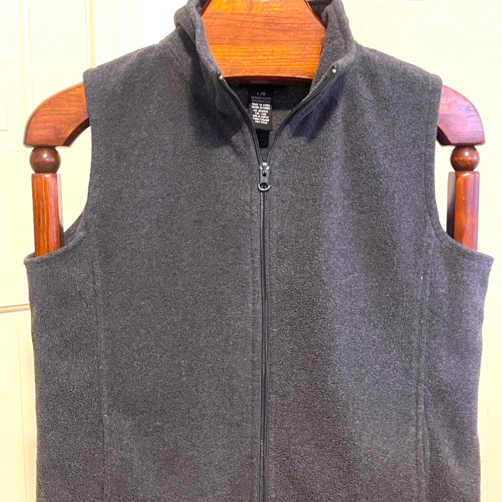 Vest with in-seam pockets